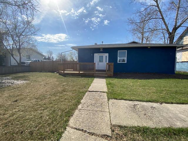 4520 50 Street, House detached with 3 bedrooms, 2 bathrooms and 3 parking in Rycroft AB | Image 2