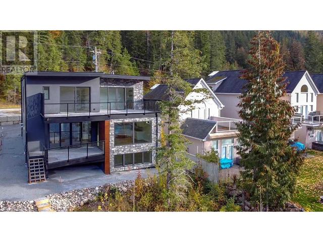 8546 97a Highway, House detached with 5 bedrooms, 3 bathrooms and 5 parking in North Okanagan F BC | Image 1