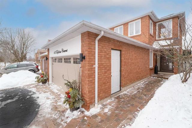 417 Tailfeather Cres