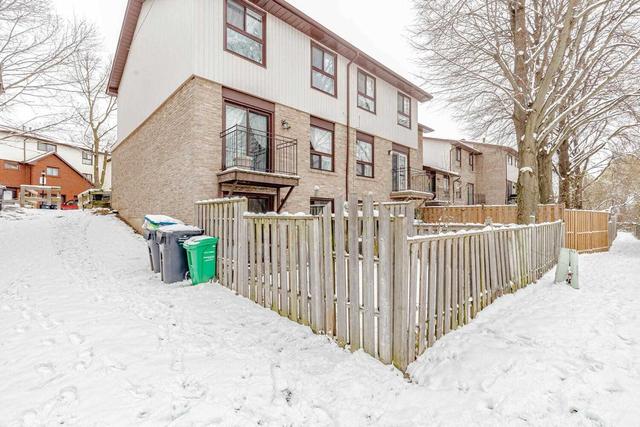 53 Foster Cres N, Townhouse with 3 bedrooms, 2 bathrooms and 2 parking in Brampton ON | Image 24