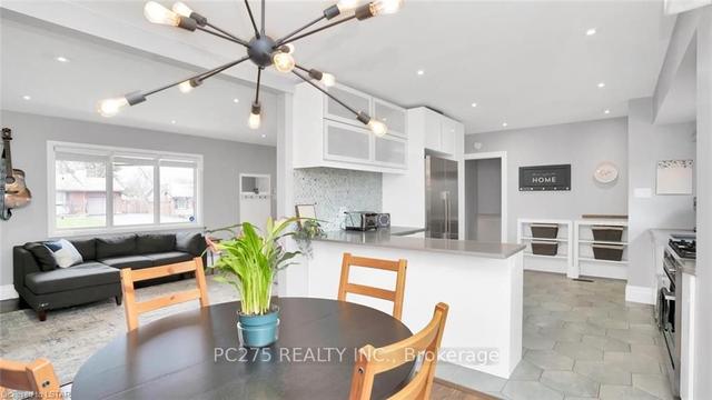 74 Larkspur Cres, House detached with 4 bedrooms, 2 bathrooms and 7 parking in London ON | Image 3