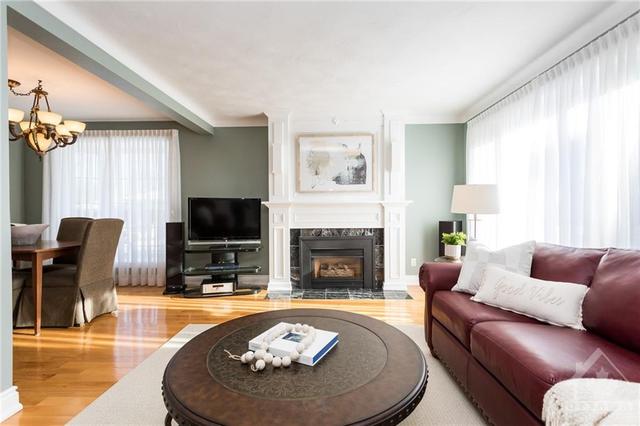 2036 Dorval Avenue, House detached with 3 bedrooms, 2 bathrooms and 4 parking in Ottawa ON | Image 5