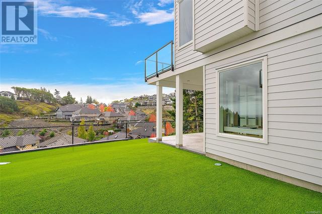 Backyard with synthetic lawn | Image 40