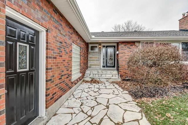 2067 Courtland Dr, House detached with 3 bedrooms, 3 bathrooms and 4 parking in Burlington ON | Image 2