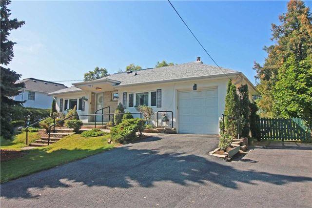 104 Meadowbank Rd, House detached with 3 bedrooms, 2 bathrooms and 4 parking in Toronto ON | Image 1
