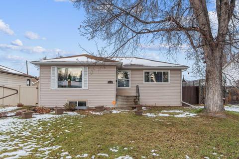4118 36 Street, House detached with 4 bedrooms, 2 bathrooms and 2 parking in Red Deer AB | Card Image