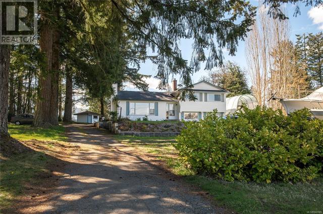 7997 Island Hwy N, House detached with 4 bedrooms, 3 bathrooms and 5 parking in Comox Valley C (Puntledge   Black Creek) BC | Image 2