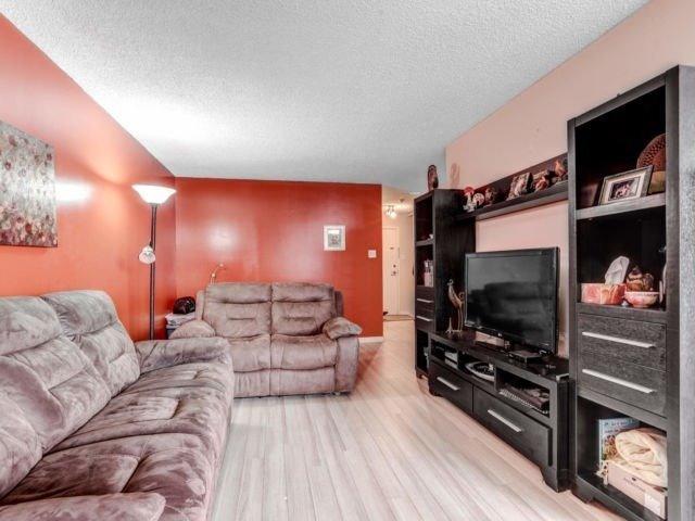 1205 - 10 Laurelcrest St, Condo with 2 bedrooms, 1 bathrooms and 1 parking in Brampton ON | Image 8