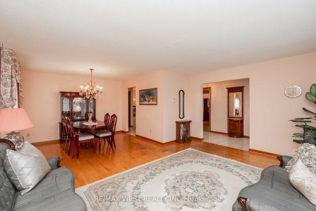 8 Marker Crt, House detached with 3 bedrooms, 2 bathrooms and 8 parking in Toronto ON | Image 33