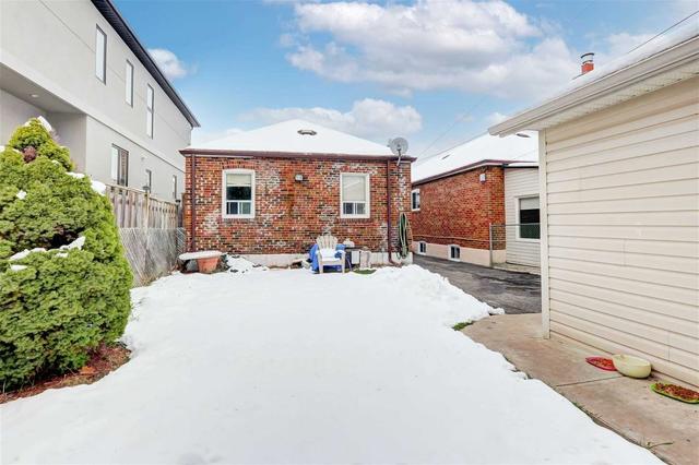 425 Ridelle Ave, House detached with 2 bedrooms, 2 bathrooms and 3 parking in Toronto ON | Image 8