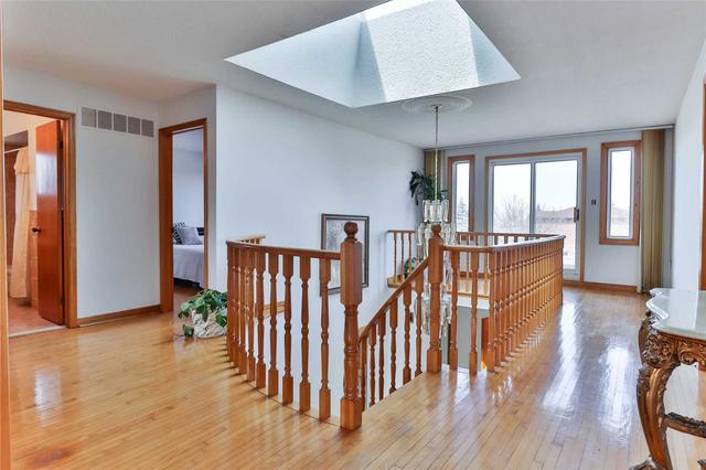 25 Ravenhill Cres, House detached with 4 bedrooms, 4 bathrooms and 12 parking in Markham ON | Image 8