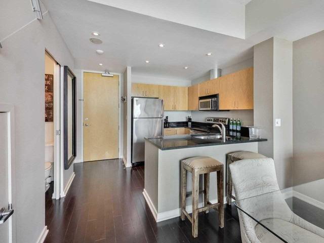 922 - 388 Richmond St W, Condo with 2 bedrooms, 2 bathrooms and 0 parking in Toronto ON | Image 4