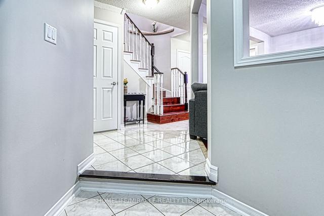 272 Pressed Brick Dr, House semidetached with 4 bedrooms, 4 bathrooms and 4 parking in Brampton ON | Image 2