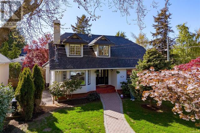 924 Deal St, House detached with 4 bedrooms, 4 bathrooms and 5 parking in Oak Bay BC | Image 1