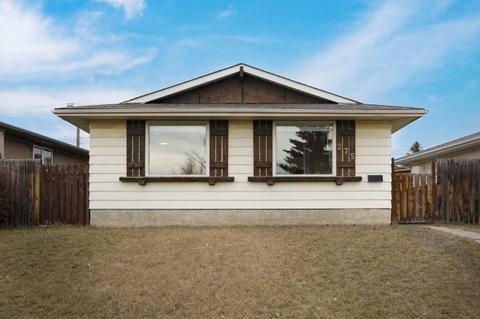 275 Dovercliffe Way Se, House detached with 5 bedrooms, 2 bathrooms and 2 parking in Calgary AB | Card Image