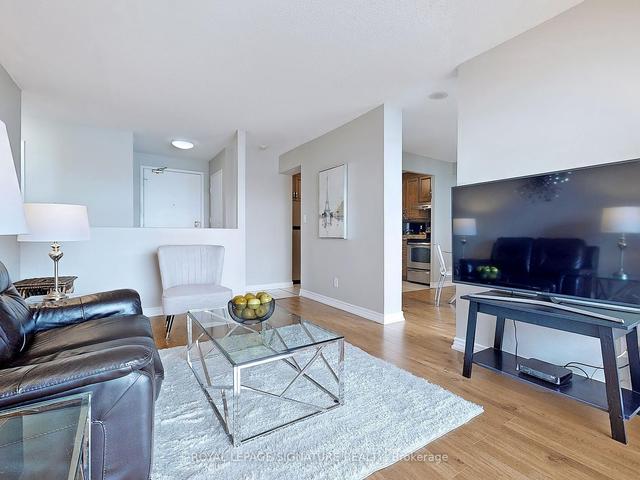 709 - 155 Hillcrest Ave, Condo with 2 bedrooms, 1 bathrooms and 1 parking in Mississauga ON | Image 3