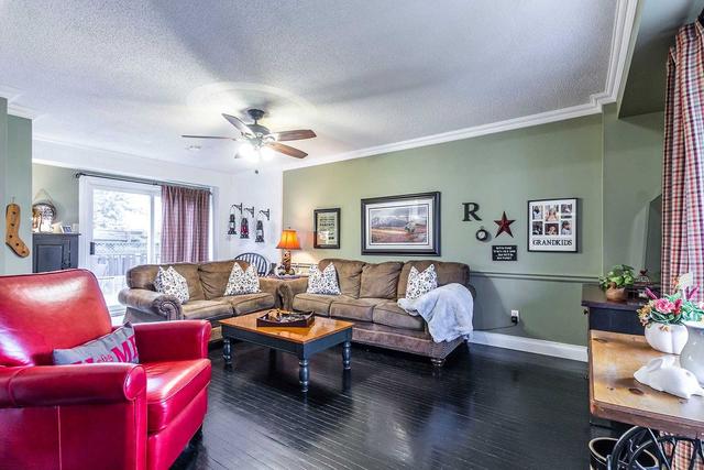 211 Lyndsay Crt, House detached with 3 bedrooms, 3 bathrooms and 3 parking in Milton ON | Image 5