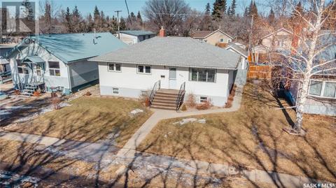 206 Macleod Avenue E, House detached with 4 bedrooms, 2 bathrooms and null parking in Melfort SK | Card Image