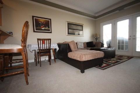 203 - 395 Lakebreeze Dr, Condo with 1 bedrooms, 1 bathrooms and 1 parking in Clarington ON | Image 7