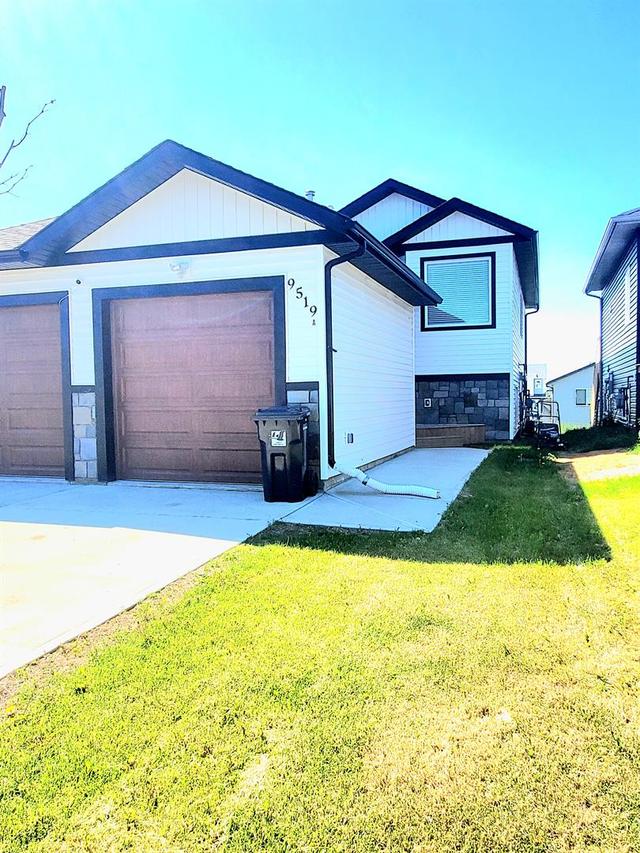 9519 113 Avenue, House other with 6 bedrooms, 3 bathrooms and 4 parking in Grande Prairie County No. 1 AB | Image 2