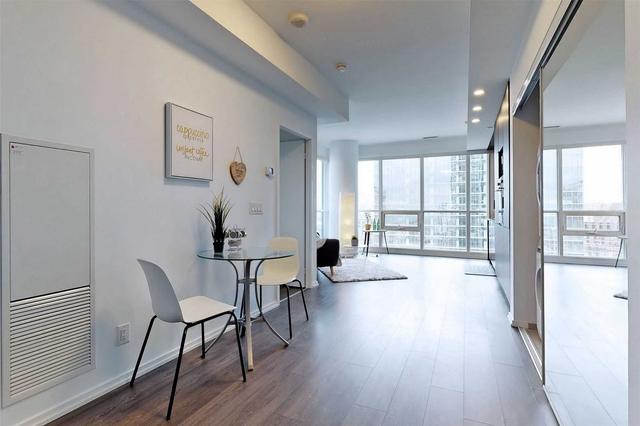 3603 - 70 Temperance St, Condo with 1 bedrooms, 1 bathrooms and 0 parking in Toronto ON | Image 2