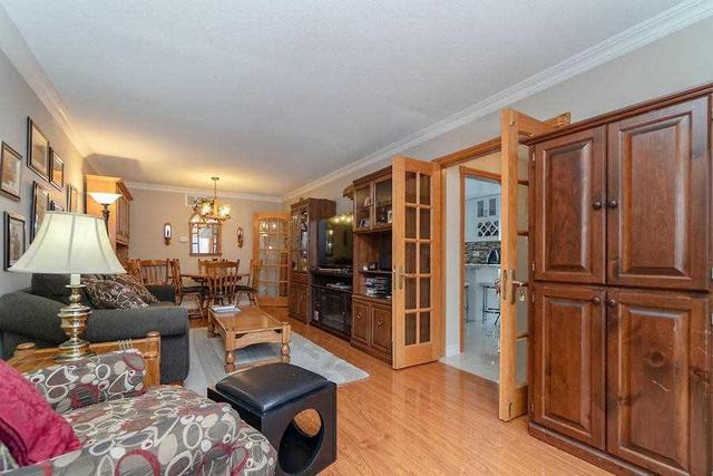 90 Centre St N, House semidetached with 3 bedrooms, 2 bathrooms and 4 parking in Brampton ON | Image 4