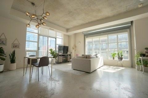 1003 - 23 Brant St, Condo with 1 bedrooms, 2 bathrooms and 1 parking in Toronto ON | Image 2