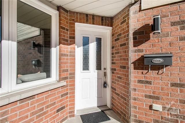 62 Southport Drive, Townhouse with 4 bedrooms, 3 bathrooms and 5 parking in Ottawa ON | Image 3