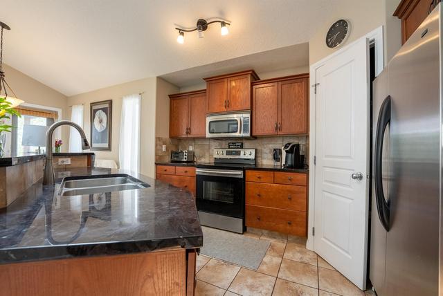 318 Mt Sunburst Way W, House detached with 4 bedrooms, 3 bathrooms and 4 parking in Lethbridge AB | Image 5