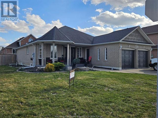 597 Compton, House detached with 4 bedrooms, 2 bathrooms and null parking in Windsor ON | Image 2