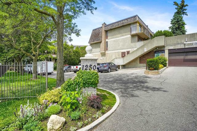 30 - 1250 Mississauga Valley Blvd, Townhouse with 3 bedrooms, 2 bathrooms and 2 parking in Mississauga ON | Card Image