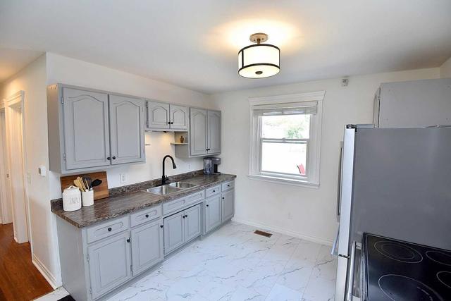 12 Wade Ave, House detached with 2 bedrooms, 1 bathrooms and 2 parking in Brantford ON | Image 2