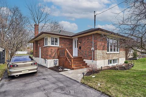 17 Rockcliffe St, House detached with 3 bedrooms, 2 bathrooms and 6 parking in Oshawa ON | Card Image