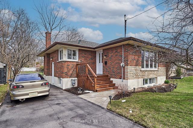 17 Rockcliffe St, House detached with 3 bedrooms, 2 bathrooms and 6 parking in Oshawa ON | Image 1