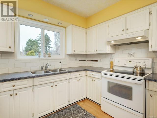 1568 Granada Cres, House detached with 4 bedrooms, 3 bathrooms and 2 parking in Saanich BC | Image 6