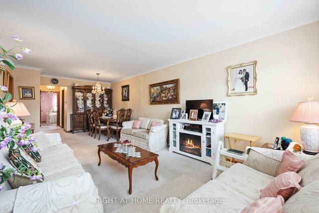 31 Cameo Cres, House semidetached with 3 bedrooms, 2 bathrooms and 4 parking in Toronto ON | Image 21