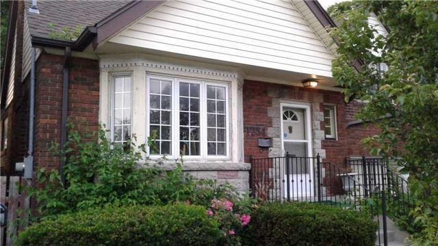 1254 Kingston Rd, House detached with 3 bedrooms, 2 bathrooms and 2 parking in Toronto ON | Image 2