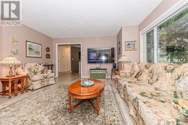 2383 Setchfield Ave, House detached with 4 bedrooms, 3 bathrooms and 3 parking in Langford BC | Image 3