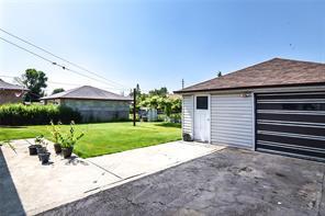 368 Weighton Dr, House detached with 3 bedrooms, 2 bathrooms and 10 parking in Oakville ON | Image 2