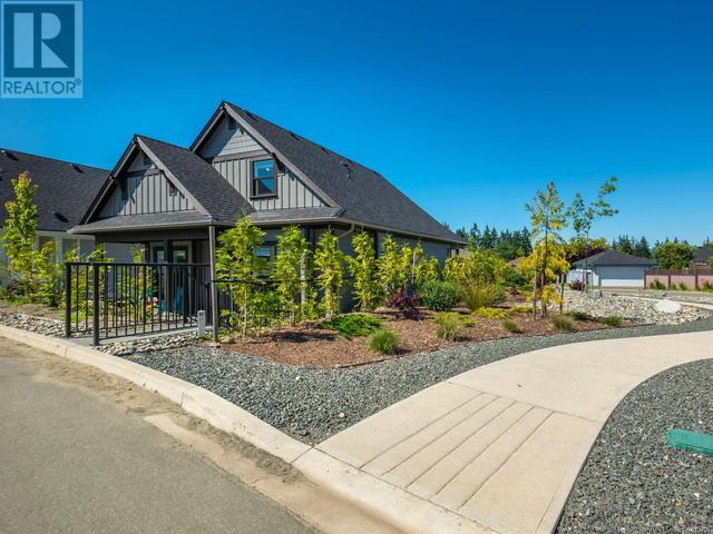 736 Briarwood Dr, House detached with 4 bedrooms, 3 bathrooms and 2 parking in Parksville BC | Card Image