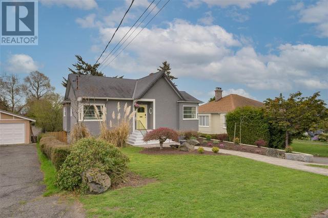 1871 Cochrane St, House detached with 5 bedrooms, 3 bathrooms and 2 parking in Saanich BC | Image 44