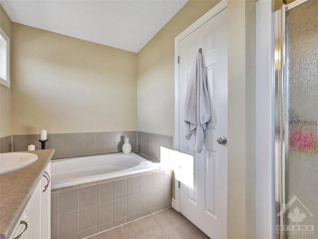 100 Calvington Avenue, Townhouse with 4 bedrooms, 3 bathrooms and 2 parking in Ottawa ON | Image 15