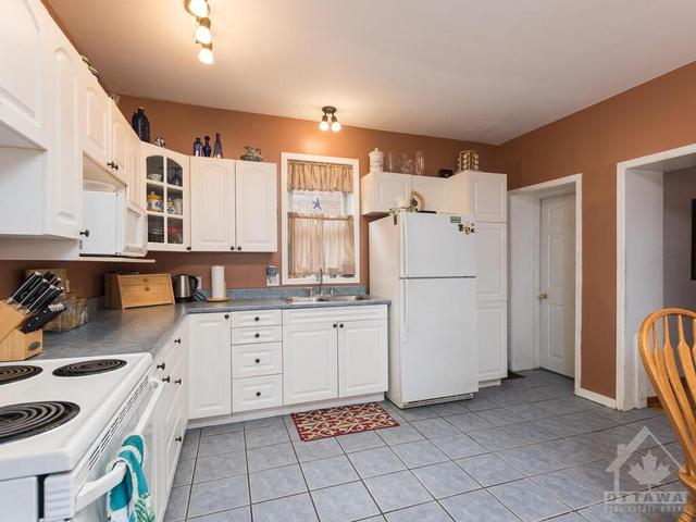 27 Kent Street, House detached with 3 bedrooms, 2 bathrooms and 4 parking in Smiths Falls ON | Image 12