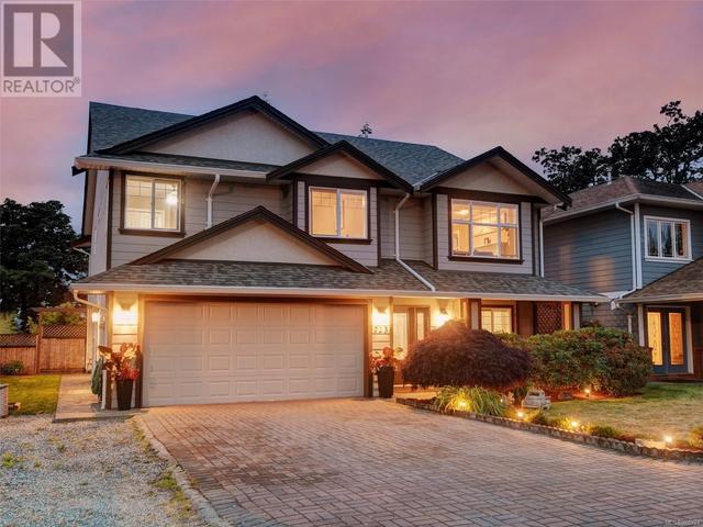 723 Lavender Ave, House detached with 6 bedrooms, 3 bathrooms and 8 parking in Saanich BC | Image 30