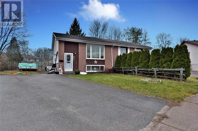 825 Cunningham Crescent, Home with 4 bedrooms, 1 bathrooms and 2 parking in Brockville ON | Image 3