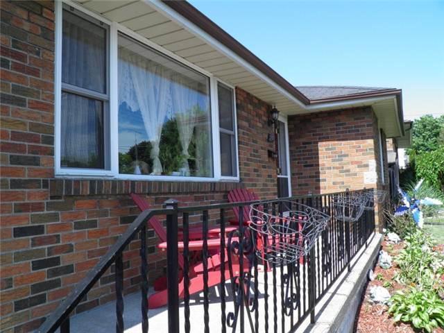 592 Adelaide Ave, House detached with 2 bedrooms, 1 bathrooms and 4 parking in Oshawa ON | Image 2