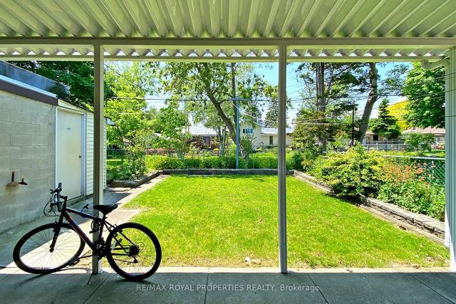 42 Rowallan Dr, House detached with 3 bedrooms, 3 bathrooms and 6 parking in Toronto ON | Image 32