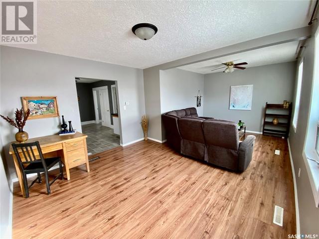 215 4th Street E, House detached with 1 bedrooms, 1 bathrooms and null parking in Carnduff SK | Image 2