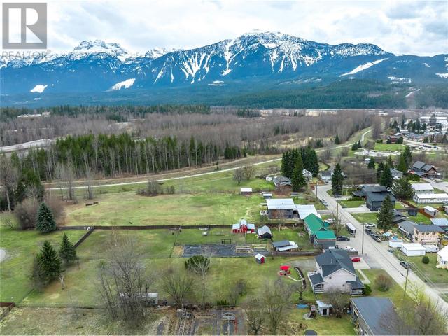 704 Moss Street, House detached with 5 bedrooms, 3 bathrooms and 6 parking in Revelstoke BC | Image 7