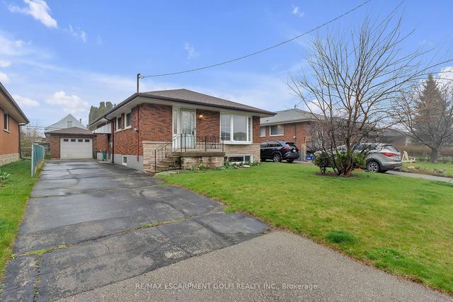 196 Tuxedo Ave S, House detached with 3 bedrooms, 2 bathrooms and 4 parking in Hamilton ON | Image 1